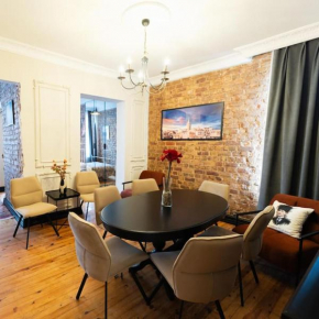 Beyoğlu'nda 4+1 ferah, manzaralı tarihi daire